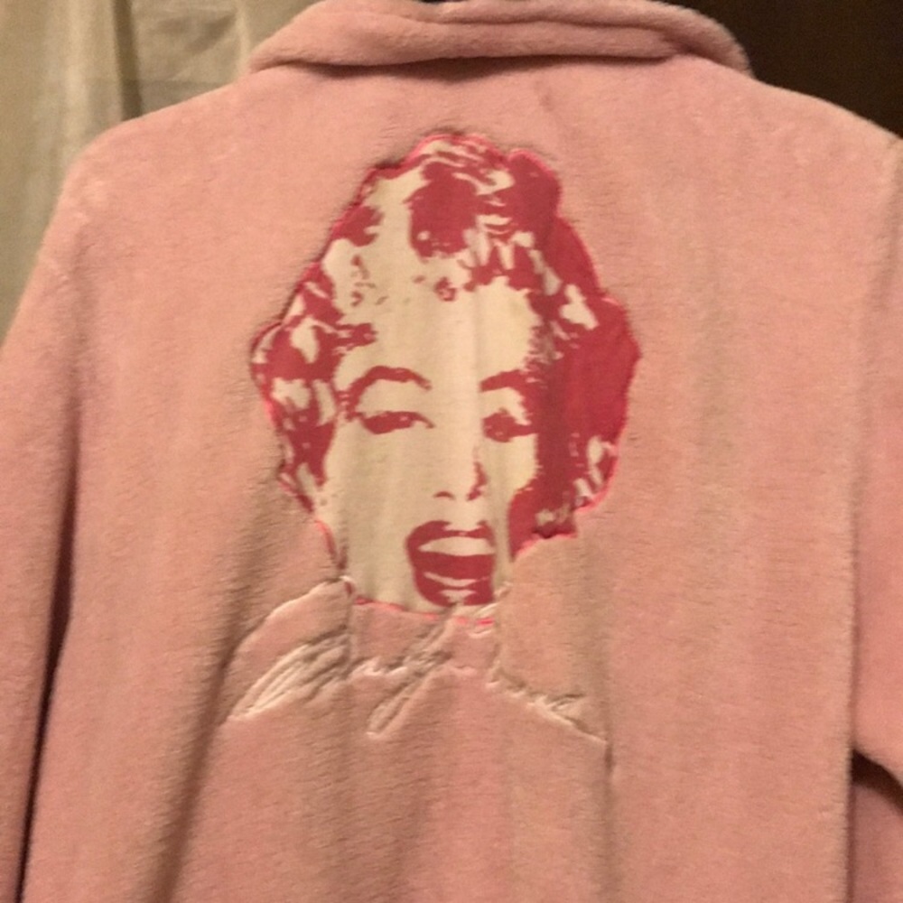 Marilynn Robe